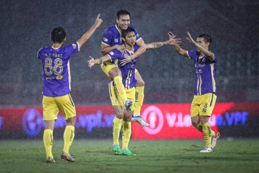Vùi dập CLB TP.HCM 6-0, Hà Nội FC vững ngôi đầu bảng - Ảnh 1.