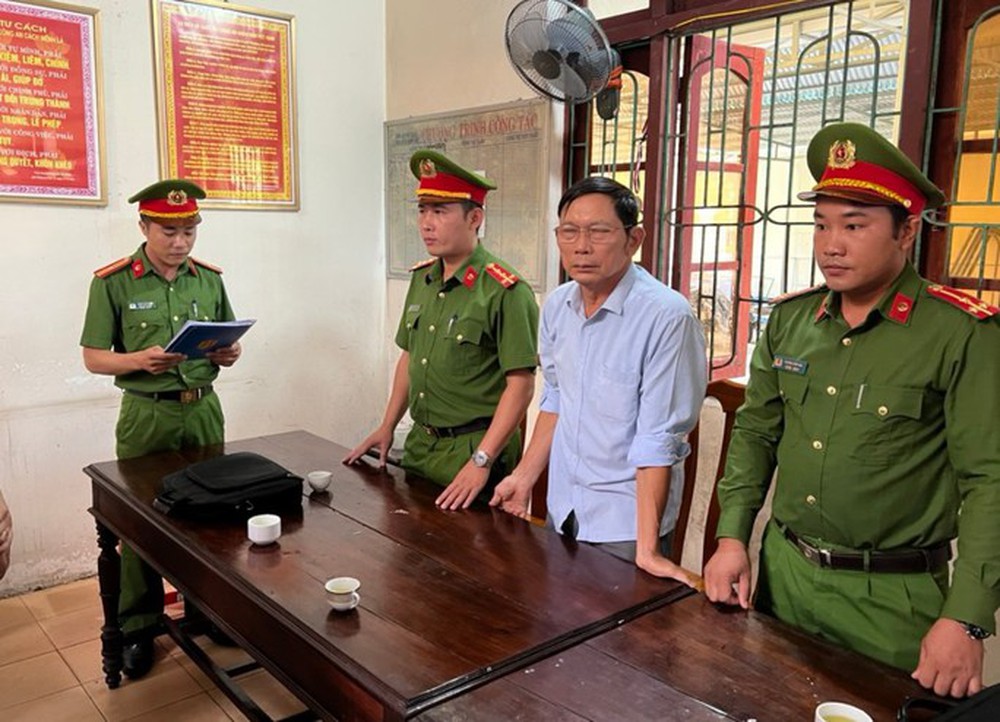 Người dân vui mừng viết “tâm thư” khi nguyên chủ tịch xã bị bắt vì tham ô tài sản