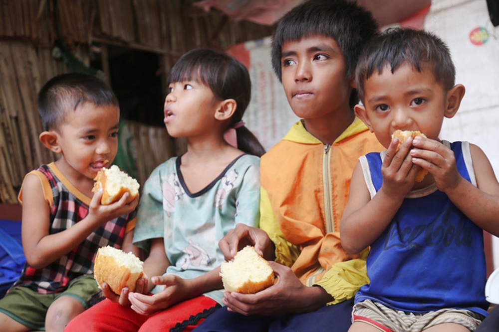 5 đứa trẻ đói ăn trong căn chòi dột nát: “Nhà con nghèo lắm rồi, mẹ đừng sinh em nữa”