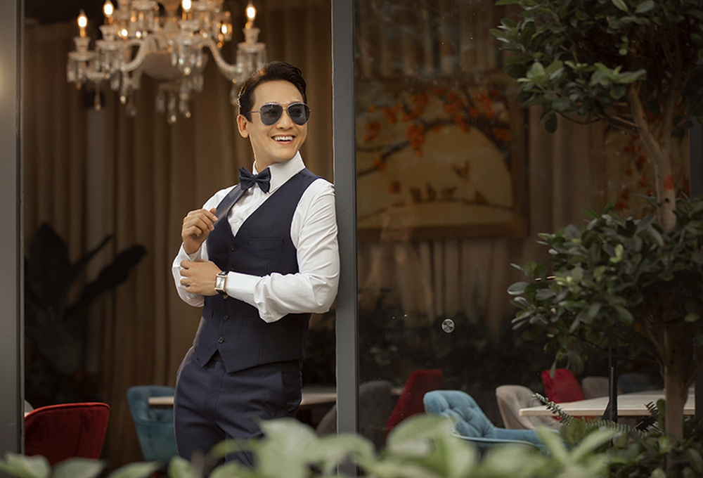 Hứa Vĩ Văn diện suit khoe vẻ phong độ lịch lãm tuổi 43