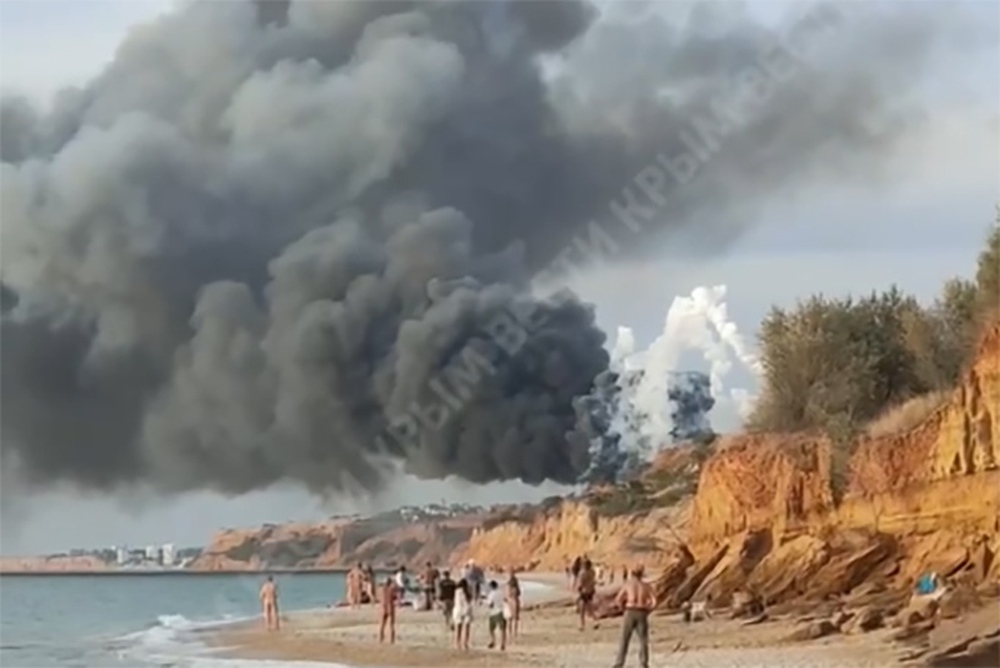 Cháy lớn ở sân bay Crimea - Ảnh 3.