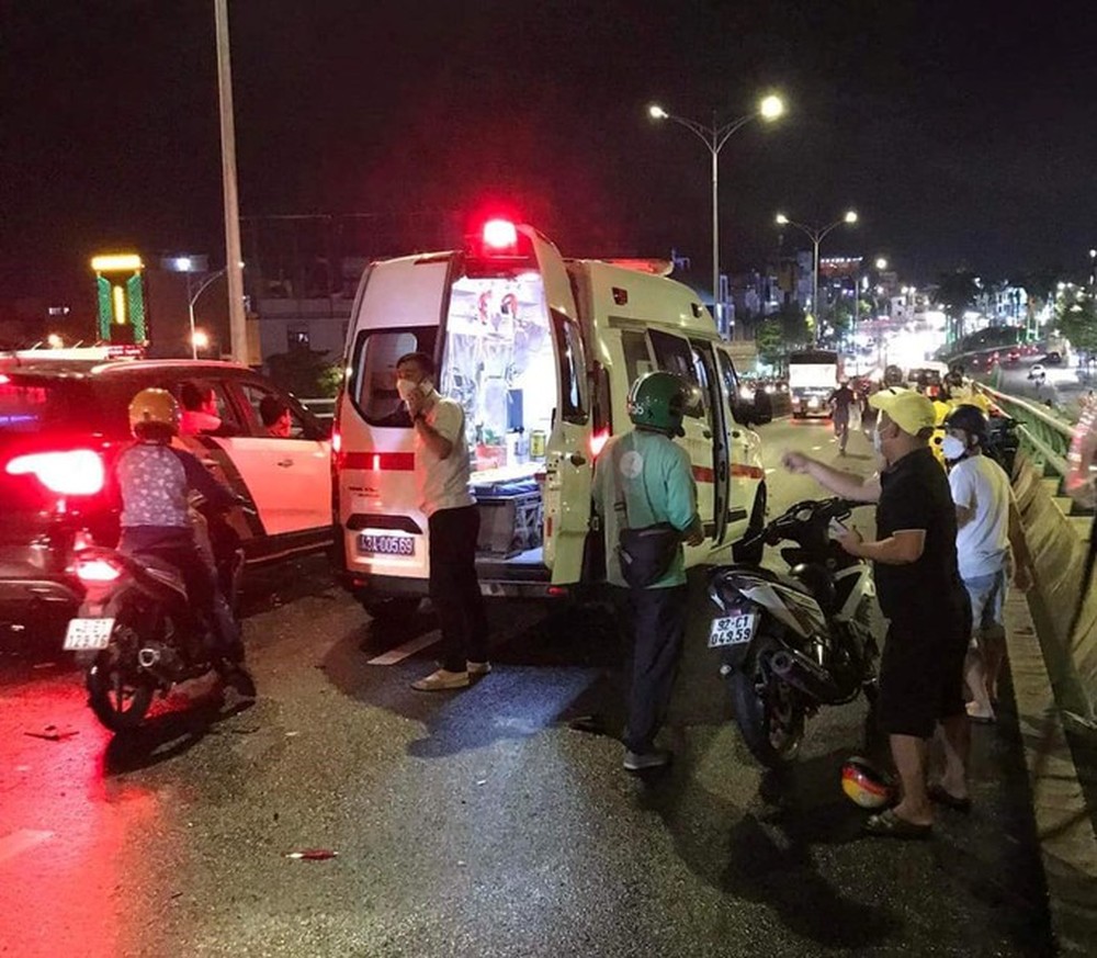 CLIP: Hiện trường xe khách tông hàng loạt xe máy ở Đà Nẵng - Ảnh 6.