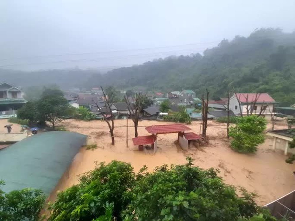 Lũ quét kinh hoàng cuốn trôi cháu bé 4 tuổi, nhiều nhà, xe ôtô