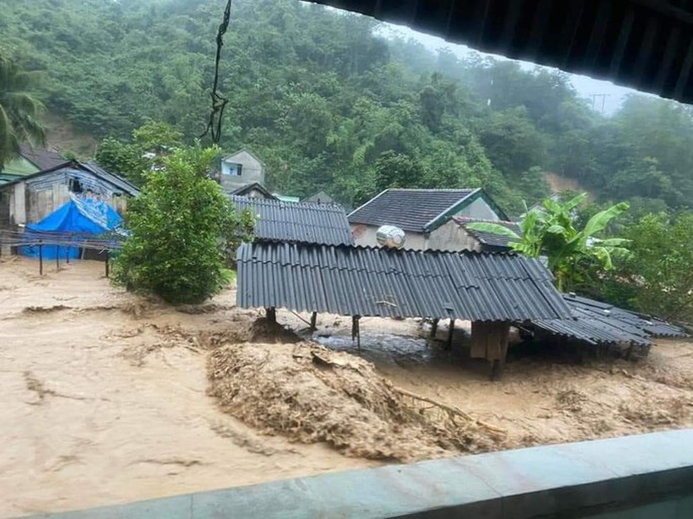 Lũ quét kinh hoàng cuốn trôi cháu bé 4 tuổi, nhiều nhà, xe ôtô - Ảnh 1. Lũ quét kinh hoàng cuốn trôi cháu bé 4 tuổi, nhiều nhà, xe ôtô - Ảnh 1.