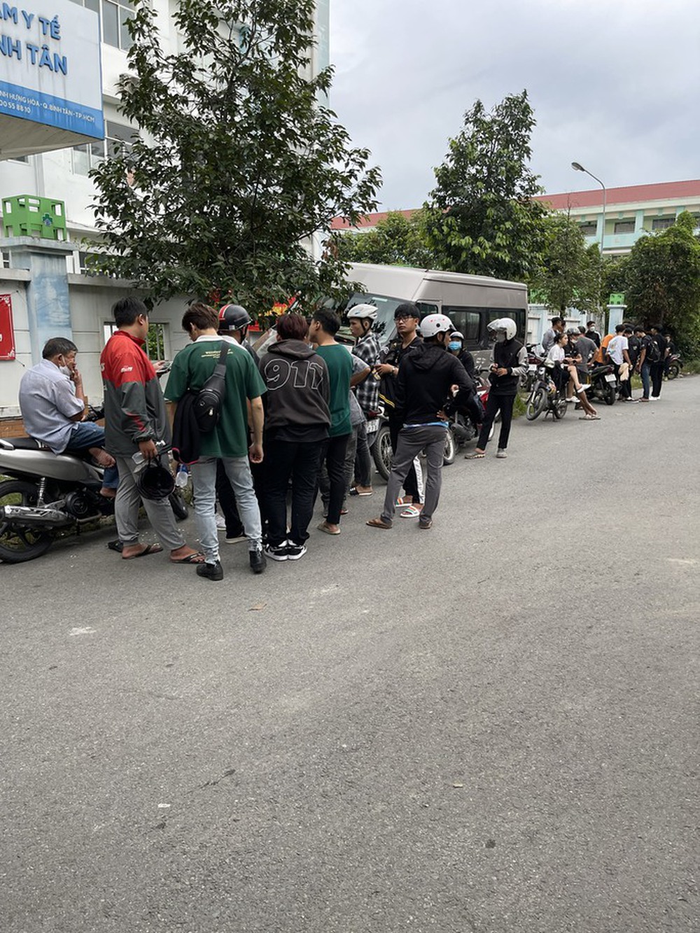 TP HCM: Công an đưa nhóm Anh Em Team Đ.L về trụ sở - Ảnh 2. TP HCM: Công an đưa nhóm Anh Em Team Đ.L về trụ sở - Ảnh 2.