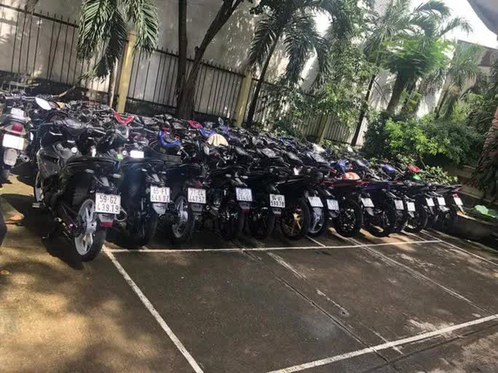 TP HCM: Công an đưa nhóm Anh Em Team Đ.L về trụ sở - Ảnh 1. TP HCM: Công an đưa nhóm Anh Em Team Đ.L về trụ sở - Ảnh 1.