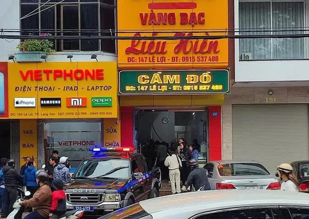 Người đàn ông dùng dao cướp tiệm vàng giữa ban ngày
