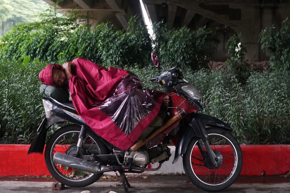 Ảnh, clip: Người Hà Nội hứng trọn mưa, rét, tắc đường trong đợt lạnh nhất từ đầu mùa - Ảnh 14.