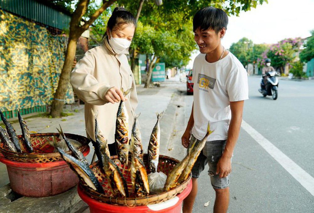 Những phụ nữ thủy chung với nghề cá nướng ở Hộ Độ - Ảnh 11.