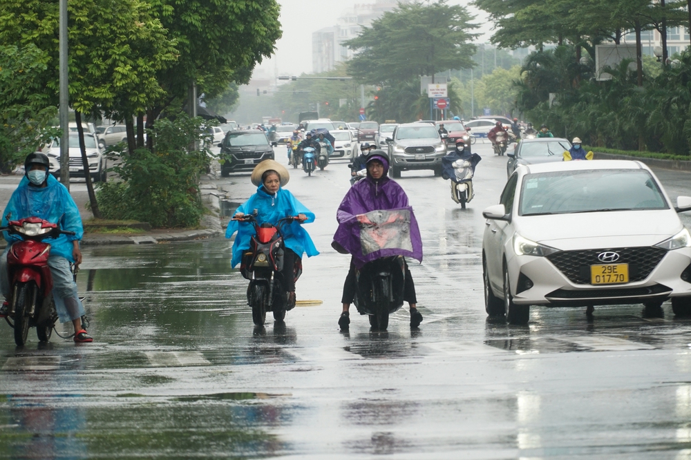 Ảnh, clip: Người Hà Nội hứng trọn mưa, rét, tắc đường trong đợt lạnh nhất từ đầu mùa - Ảnh 12.