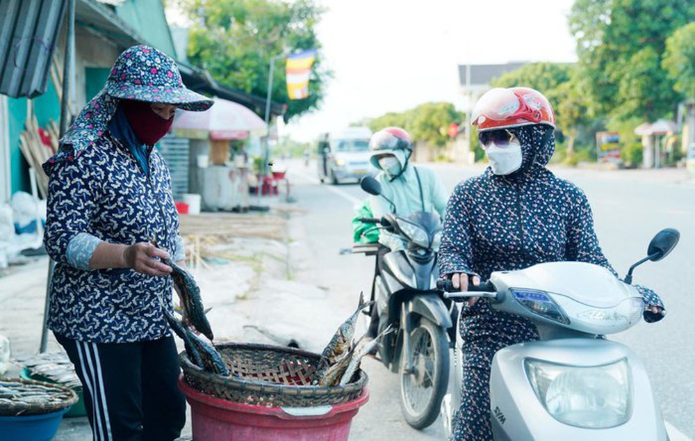 Những phụ nữ thủy chung với nghề cá nướng ở Hộ Độ - Ảnh 4.