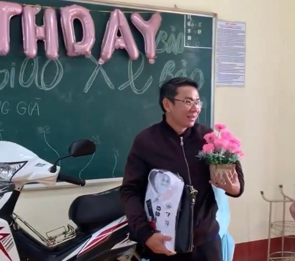Buổi sinh nhật bất ổn nhất sự nghiệp giáo viên của thầy chủ nhiệm - Ảnh 1.
