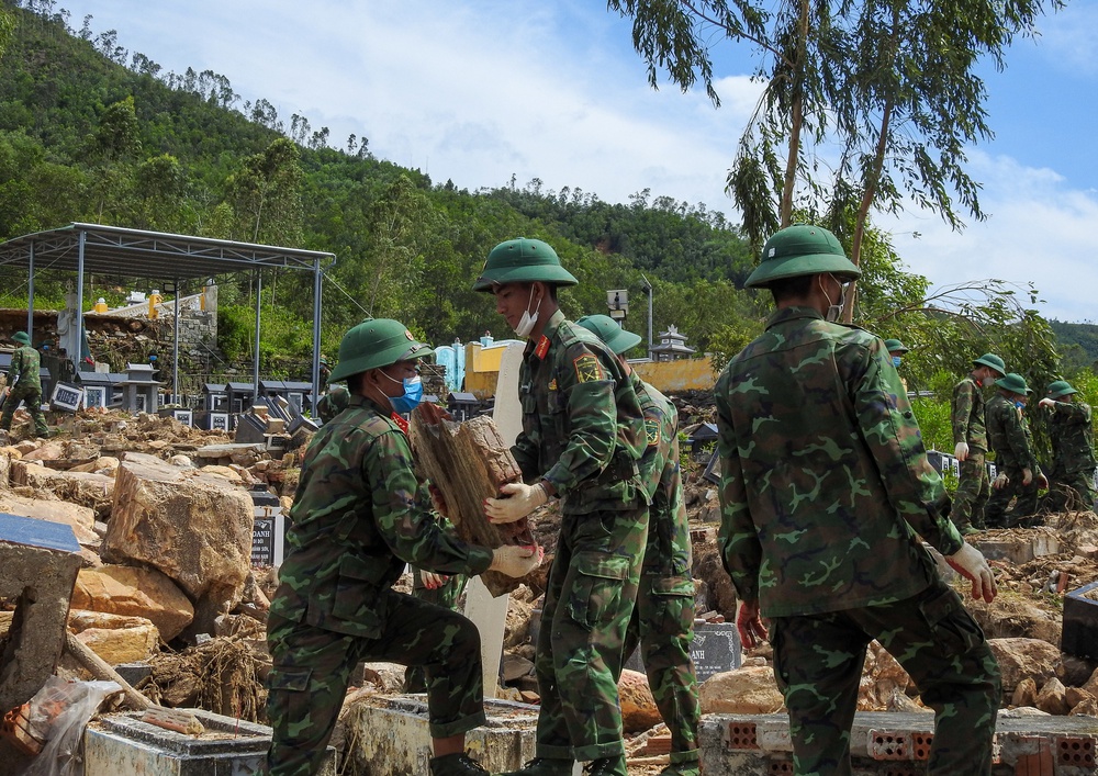 Ảnh: Bộ đội dầm mưa bới đất, hất đá tìm từng ngôi mộ bị vùi lấp ở Đà Nẵng - Ảnh 20.