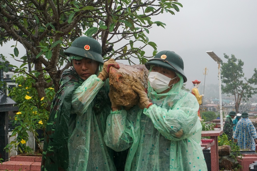 Ảnh: Bộ đội dầm mưa bới đất, hất đá tìm từng ngôi mộ bị vùi lấp ở Đà Nẵng - Ảnh 11.