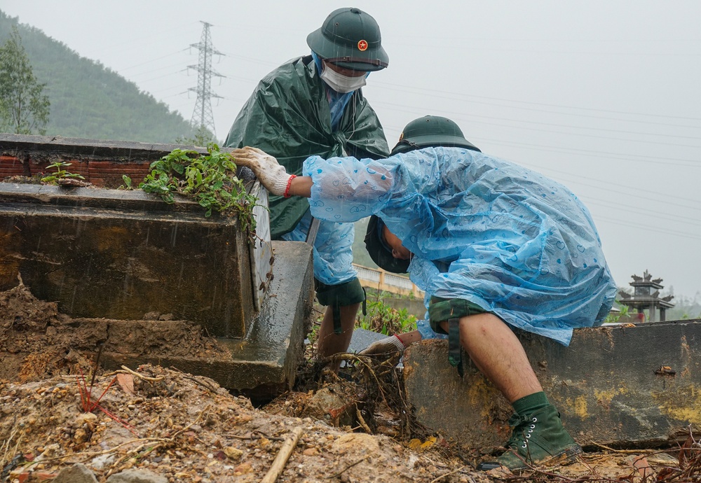 Ảnh: Bộ đội dầm mưa bới đất, hất đá tìm từng ngôi mộ bị vùi lấp ở Đà Nẵng - Ảnh 9.