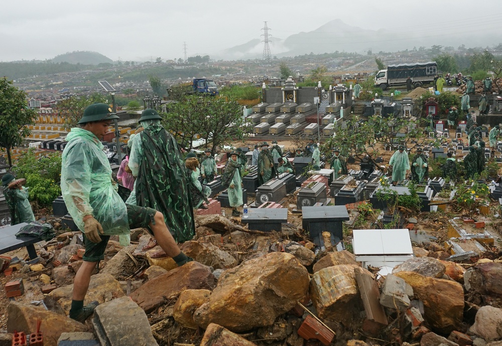 Ảnh: Bộ đội dầm mưa bới đất, hất đá tìm từng ngôi mộ bị vùi lấp ở Đà Nẵng - Ảnh 5.