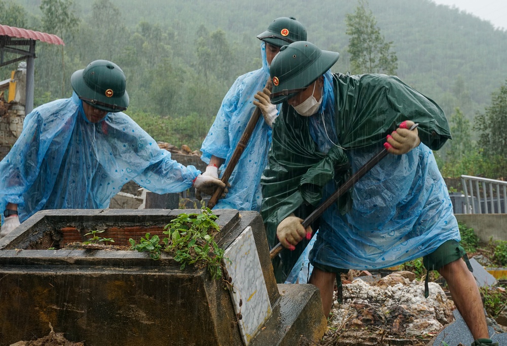 Ảnh: Bộ đội dầm mưa bới đất, hất đá tìm từng ngôi mộ bị vùi lấp ở Đà Nẵng - Ảnh 4.