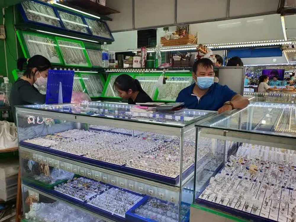 Giá vàng hôm nay 23-10: Vàng SJC giảm, vẫn cao hơn thế giới trên 17 triệu đồng/lượng - Ảnh 1.