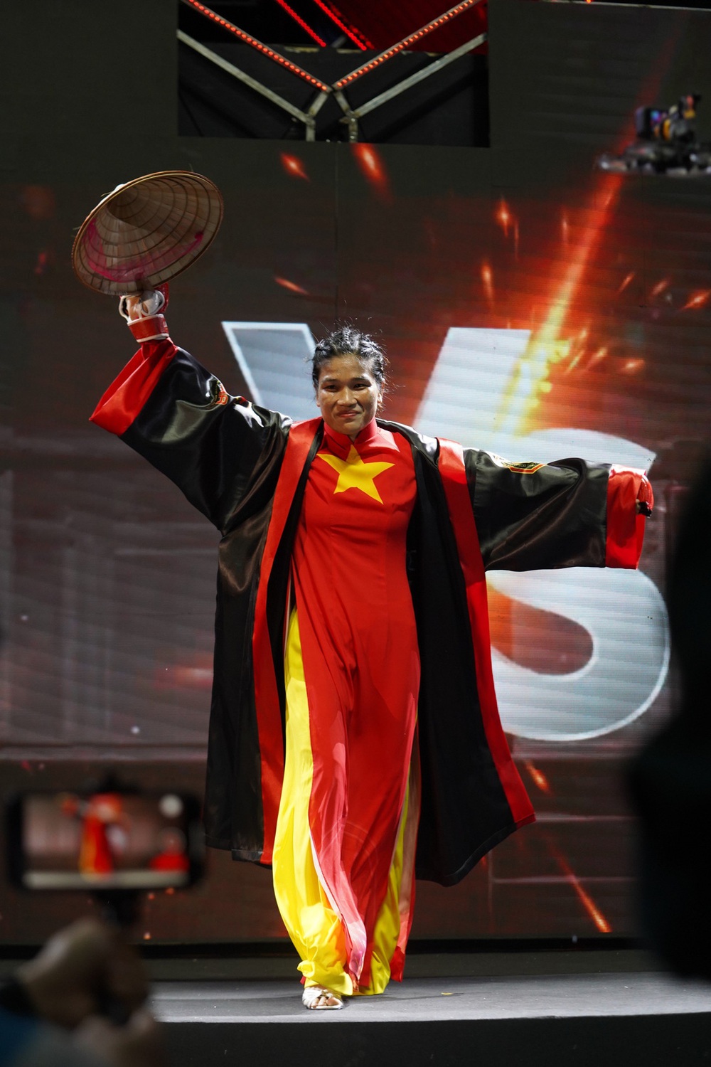 Nguyễn Trần Duy Nhất hạ knock-out đối thủ, Thanh Trúc mặc áo dài lên sàn MMA Việt Nam - Ảnh 4.