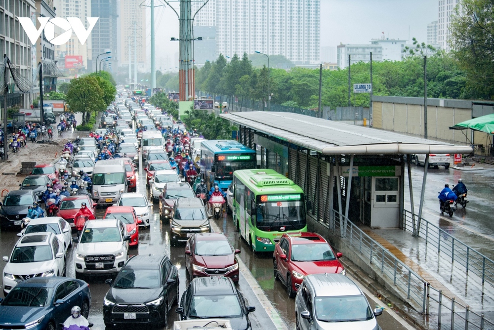 Hà Nội thừa cao ốc, thiếu bãi đỗ xe nên thu phí không thể là “phép màu” - Ảnh 2.