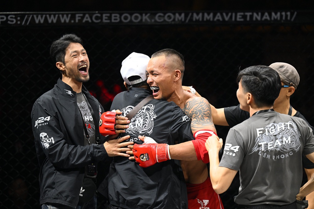 Nguyễn Trần Duy Nhất hạ knock-out đối thủ, Thanh Trúc mặc áo dài lên sàn MMA Việt Nam - Ảnh 2.
