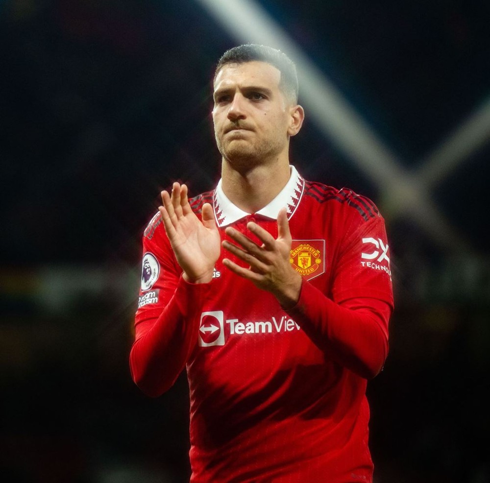 Tin MU 23/10: Varane nguy cơ mất World Cup. Ronaldo đã nói gì với HLV Ten Hag? - Ảnh 2.
