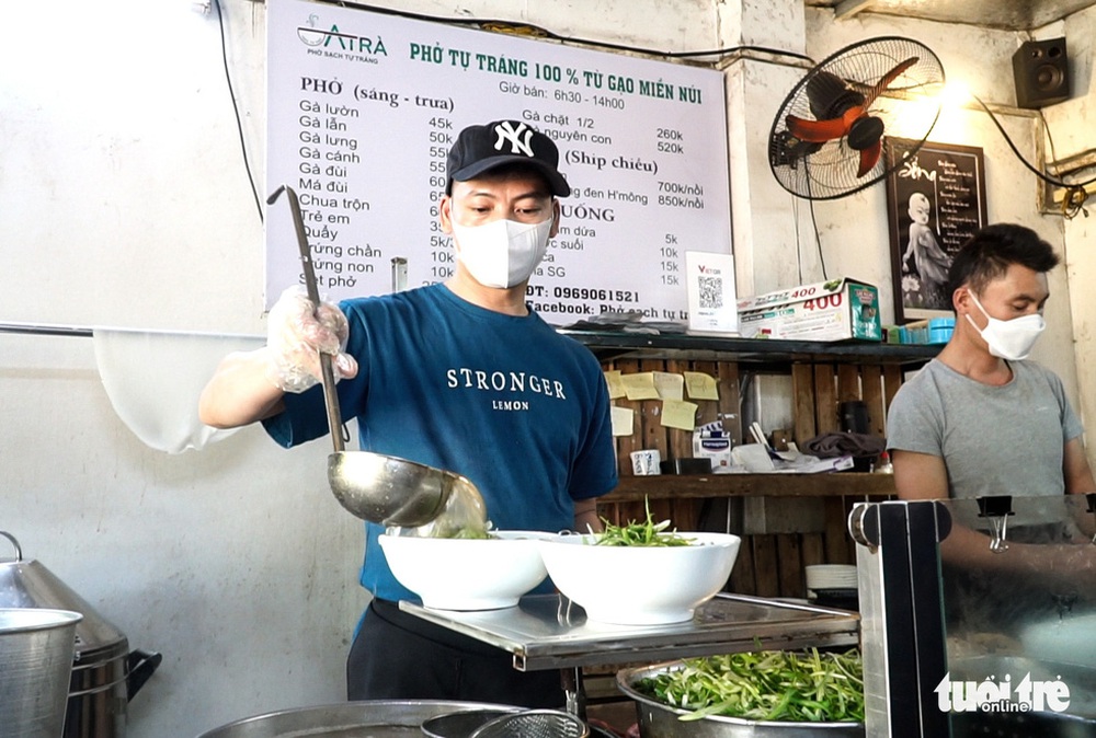 Phở Mông xuống phố Hà thành, bánh phở tự tráng lá chanh nhà trồng - Ảnh 1.