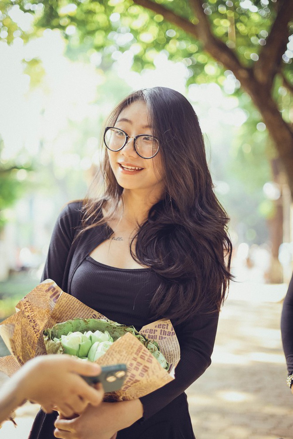 Sẵn sàng xếp hàng 30 phút để mua bó hoa 200k chụp ảnh “chữa lành” với mùa thu