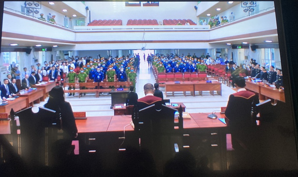 Hình ảnh phiên tòa xét xử vụ buôn lậu xăng dầu lớn nhất Đồng Nai - Ảnh 1. Hình ảnh phiên tòa xét xử vụ buôn lậu xăng dầu lớn nhất Đồng Nai - Ảnh 1.