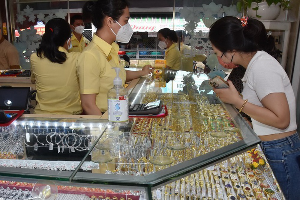 Giá vàng hôm nay 25-10: Bất ngờ về đà giảm của vàng - Ảnh 1. Giá vàng hôm nay 25-10: Bất ngờ về đà giảm của vàng - Ảnh 1.