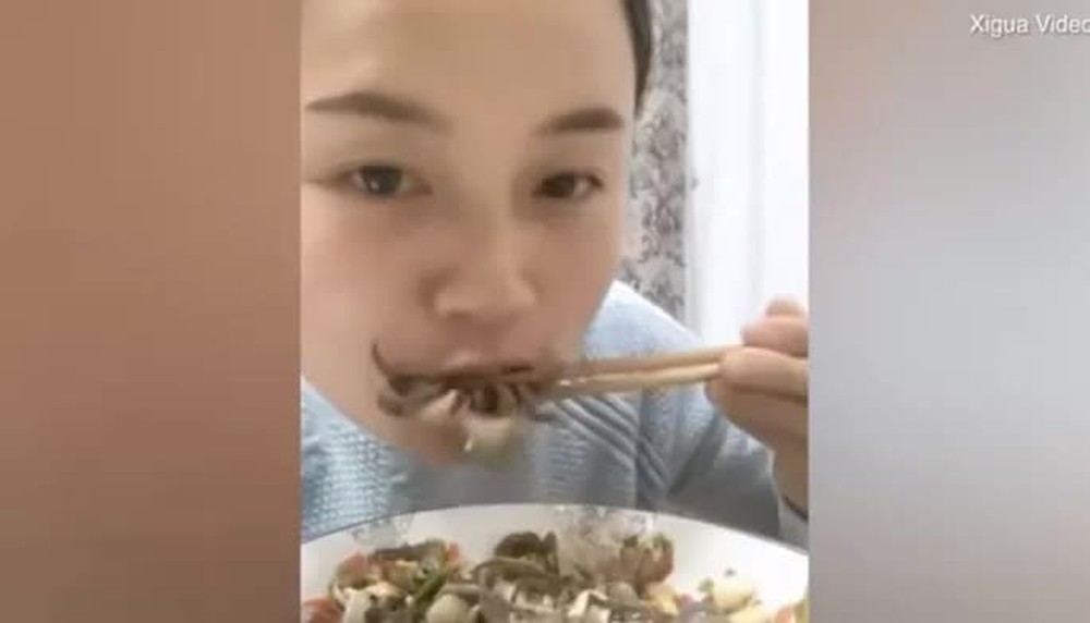 Trung Quốc: Nhai cua sống trả thù cho con, cha nhận cái kết đắng
