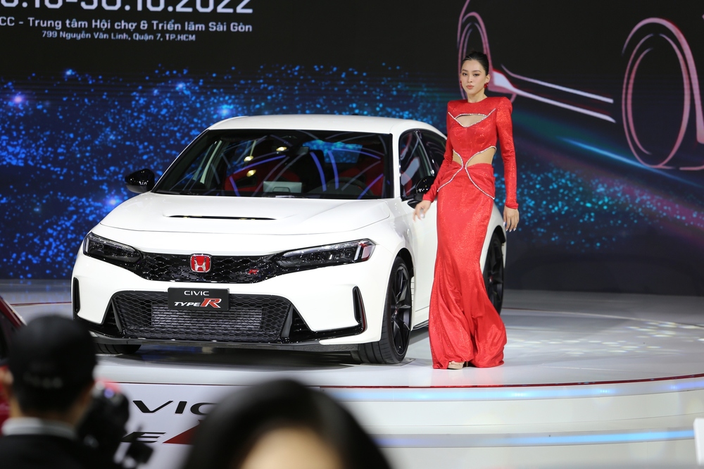 Ra mắt Honda Civic Type R 2023 tại Việt Nam: Xe thể thao kén người chơi, giao xe năm sau - Ảnh 1.