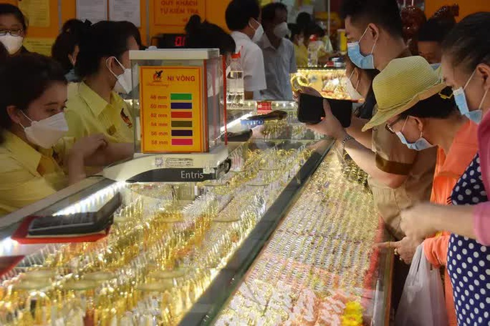 Giá vàng hôm nay 26-10: Bật tăng khi kinh tế Mỹ suy yếu - Ảnh 1. Giá vàng hôm nay 26-10: Bật tăng khi kinh tế Mỹ suy yếu - Ảnh 1.