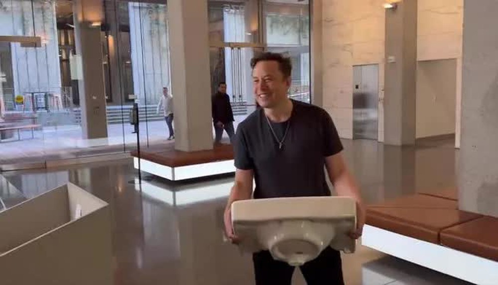 Tỉ phú Elon Musk xách… bồn rửa đến thăm văn phòng Twitter
