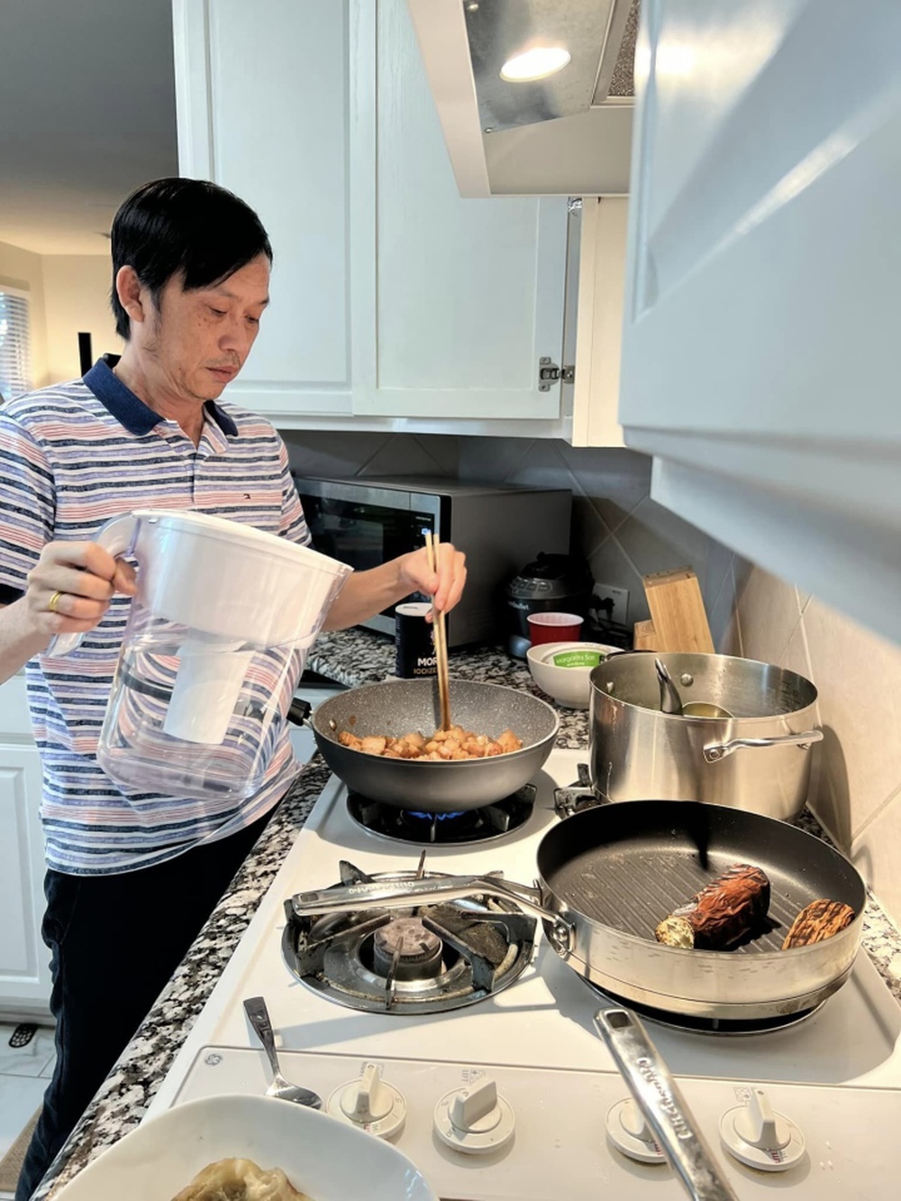 Hoài Linh tất bật chạy show ở Mỹ, tự vào bếp nấu ăn cho con trai - Ảnh 2.