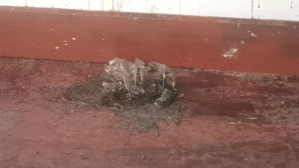 CLIP: Người đàn ông bịt mặt ném chất bẩn khủng bố nhà dân