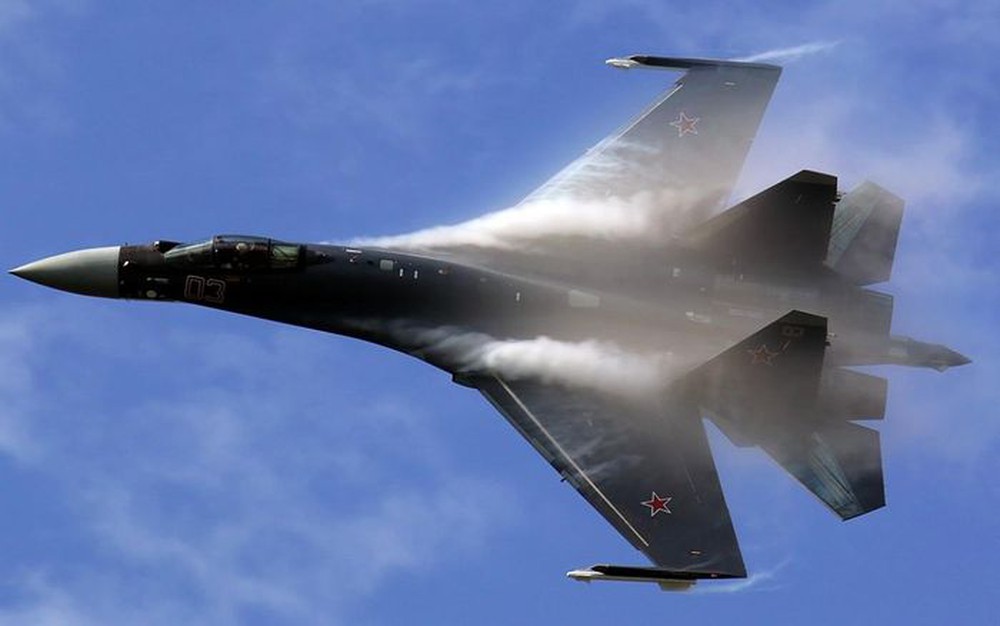 Nga kết hợp tiêm kích tối tân Su-35 với bom cũ để không kích Ukraine - Ảnh 1.