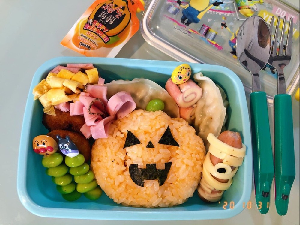 Học mẹ đảm làm cơm bento vui nhộn mùa Halloween cho con - Ảnh 2.