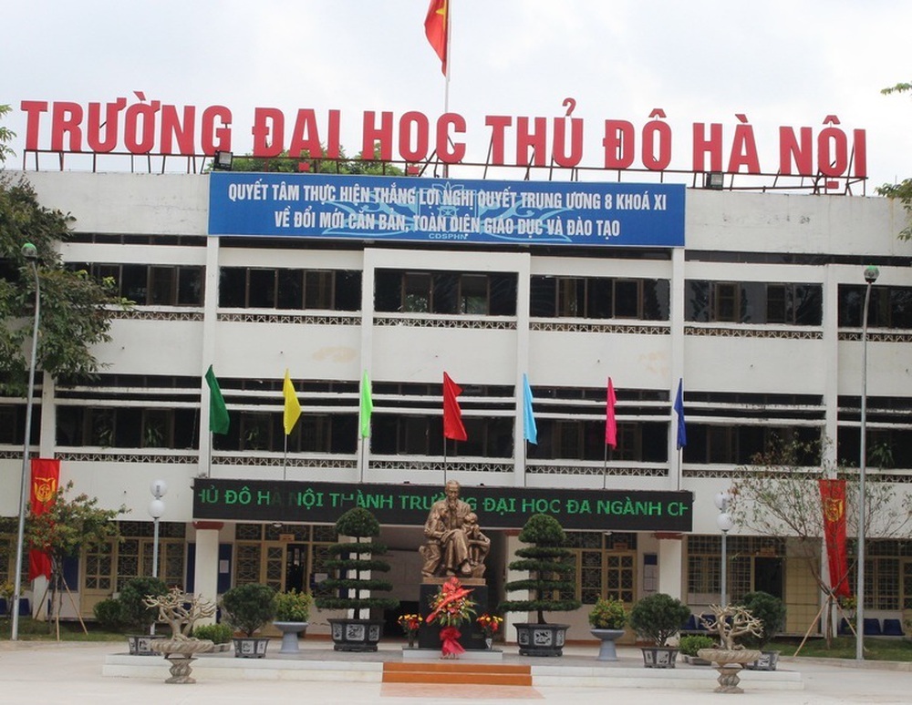 Đại học Thủ đô Hà Nội khiển trách giảng viên cầm tay và ôm nữ sinh - Ảnh 1.