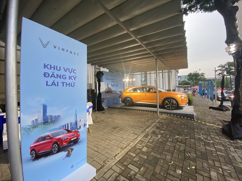 VinFast, Ford đua nhau hút khách ngay cạnh Triển lãm ô tô Việt Nam 2022 - Ảnh 2.