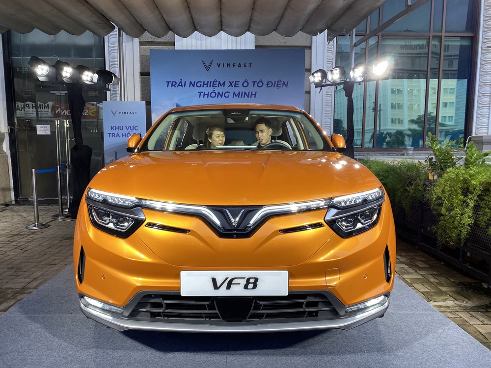 VinFast, Ford đua nhau hút khách ngay cạnh Triển lãm ô tô Việt Nam 2022 - Ảnh 1.