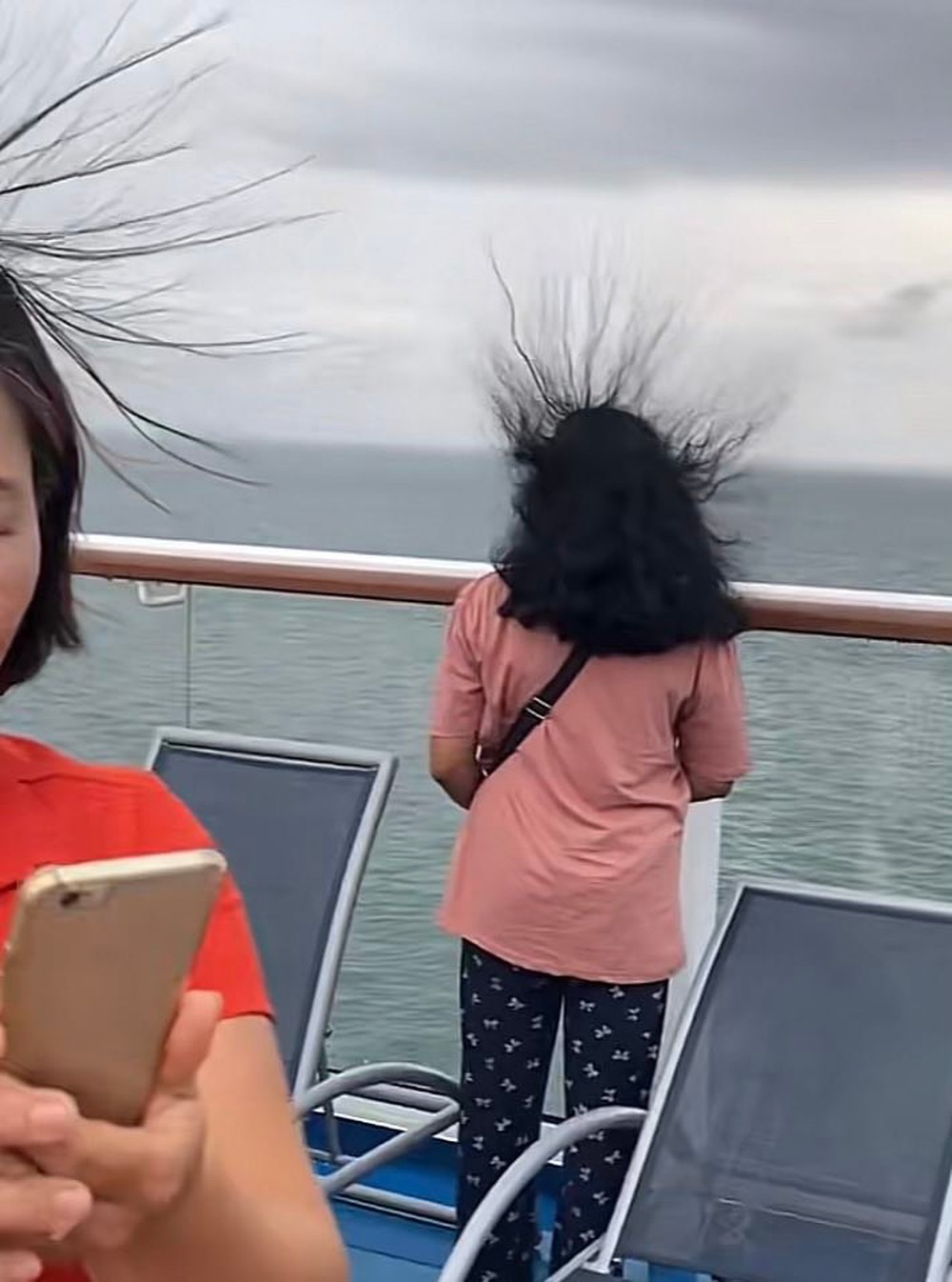 Du khách thích thú vì hiện tượng tóc dựng đứng khi đang ngắm biển, thực chất nguy hiểm đang rình rập! - Ảnh 1.