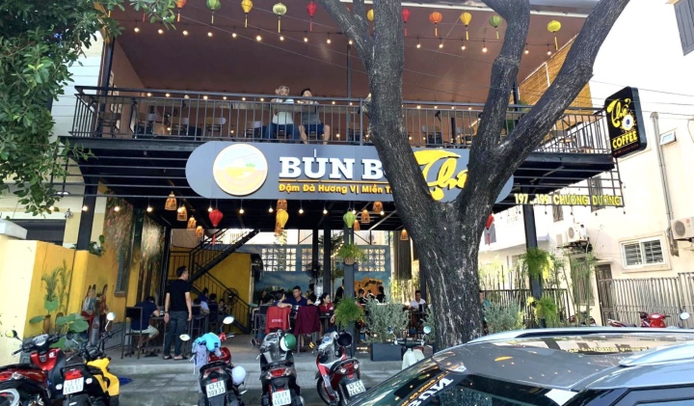Tạm đình chỉ công tác phó trưởng phòng ở Đà Nẵng ném tiền, la hét trong quán bún - Ảnh 1. Tạm đình chỉ công tác phó trưởng phòng ở Đà Nẵng ném tiền, la hét trong quán bún - Ảnh 1.