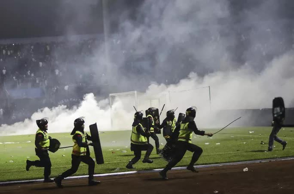 Lượng hơi cay mà cảnh sát Indonesia dùng trong vụ bạo loạn là quá nhiều (?!) - Ảnh 1.