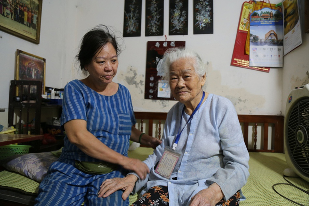 Nữ phu rác 67 tuổi ở Hà Nội: Ngày nào tôi nghỉ làm, mẹ tôi phải nhịn thuốc - Ảnh 3.