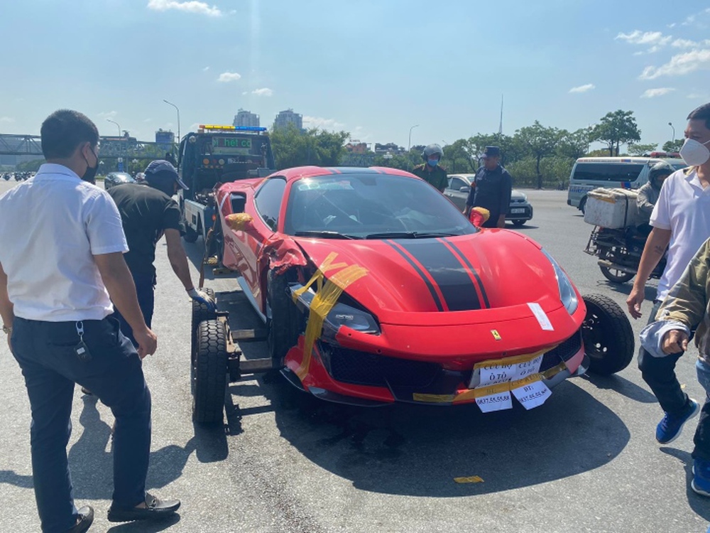 Lấy mẫu vân tay xác định người lái siêu xe Ferrari 488 gây tai nạn chết người - Ảnh 1.