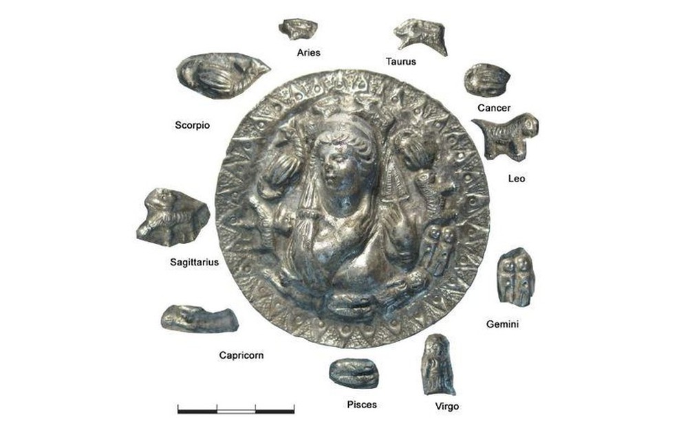 Phát hiện huy chương bạc khắc họa nữ thần Hy Lạp trong mộ cổ 2.100 năm - Ảnh 2.