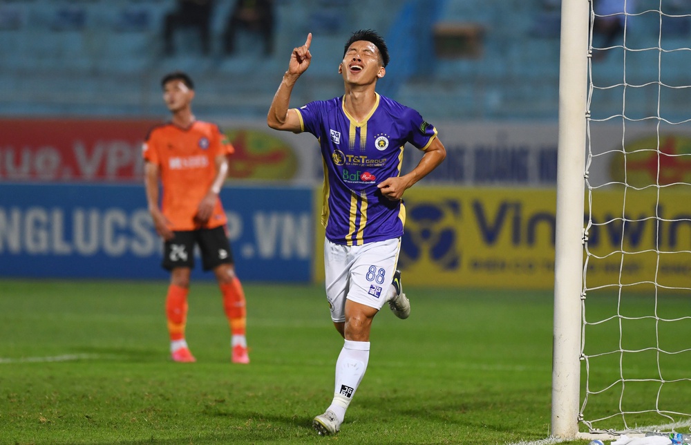 Lý do cảm động sao trẻ Hà Nội FC chạy nửa vòng sân để ăn mừng bàn thắng - Ảnh 12.
