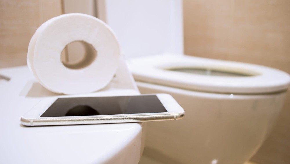 Dừng ngay thói quen dùng điện thoại trong nhà vệ sinh nếu bạn không muốn mắc bệnh - Ảnh 1.
