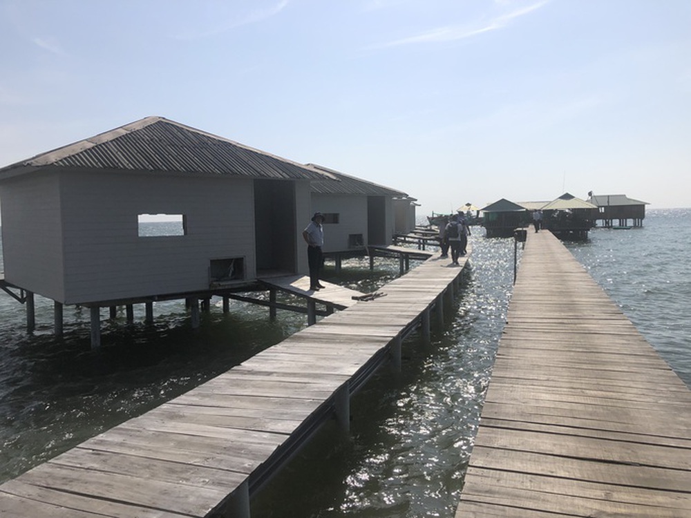 Hình ảnh tháo dỡ 8 bungalow lấn biển ở Phú Quốc - Ảnh 1. Hình ảnh tháo dỡ 8 bungalow lấn biển ở Phú Quốc - Ảnh 1.